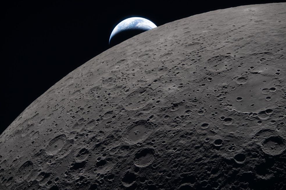 La superficie lunar llena el encuadre con gran nitidez, como se observa durante el sobrevuelo lunar de Artemis 2.