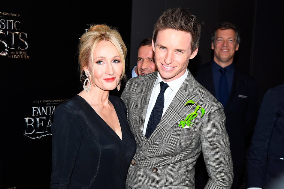 La escritora J.K. Rowling y el actor Eddie Redmayne. / AFP