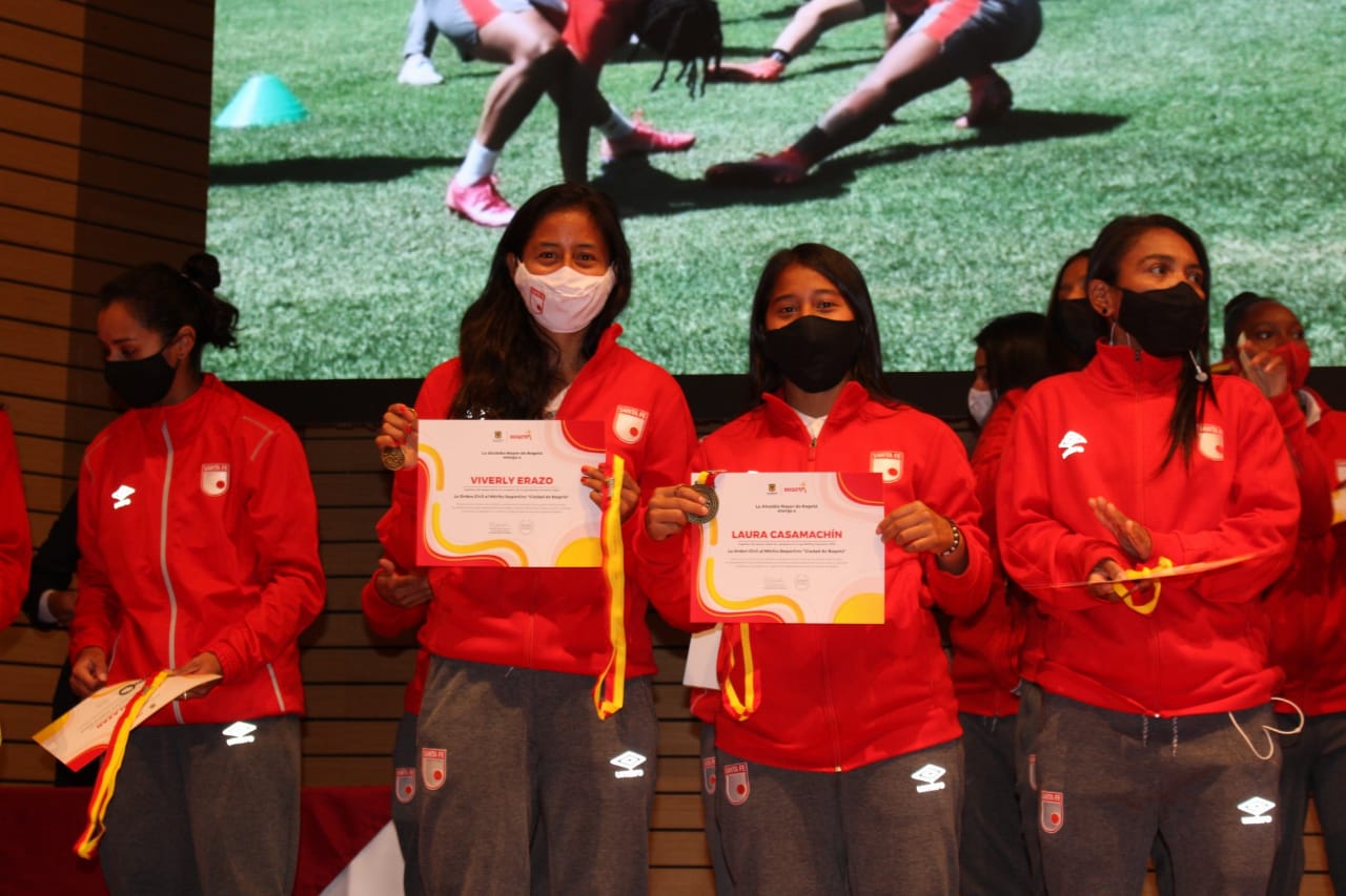 Equipo femenino de Santa Fe fue condecorado por la Alcaldía de Bogotá
