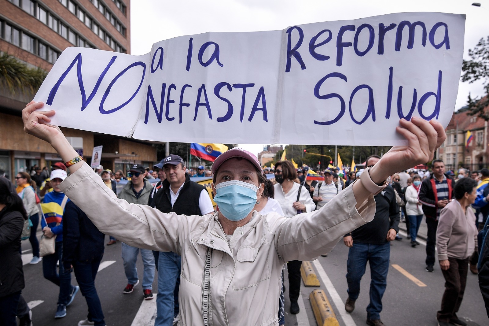 Quienes salieron a las calles marcharon en contra de la reciente reforma a la salud presentada por el presidente Gustavo Petro y la ministra Carolina Corcho Mejía.