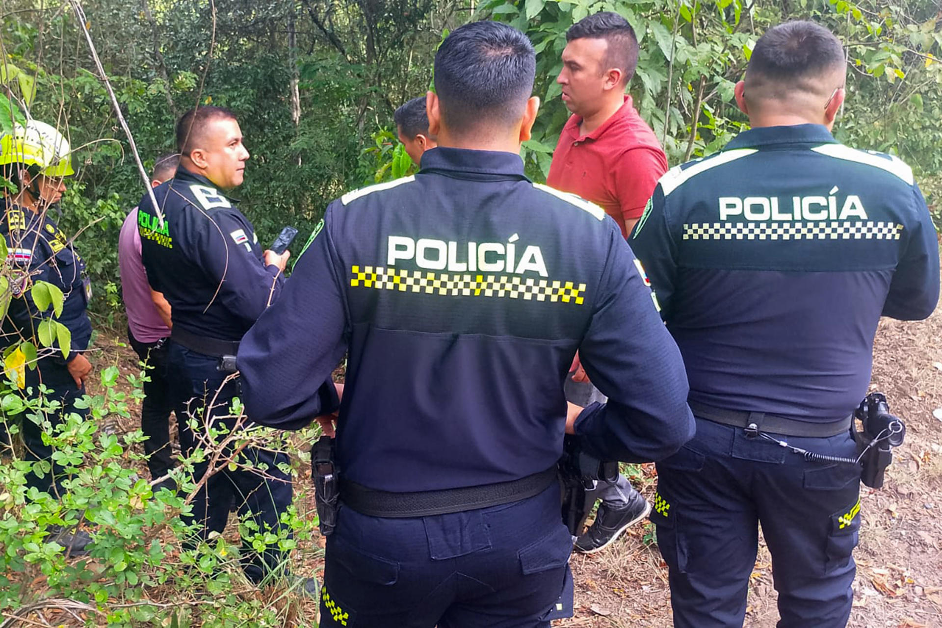 AME2977. APULO (COLOMBIA), 19/05/2026.- Fotografía cedida por Bomberos de Cundinamarca que muestra a un grupo de policías y bomberos durante un operativo de búsqueda este martes, en zona rural de Apulo (Colombia). Las autoridades colombianas investigan el hallazgo de un cuerpo que podría corresponder al de Yulixa Toloza, una mujer desaparecida hace una semana tras someterse a un procedimiento estético en una clínica presuntamente ilegal de Bogotá, un caso que ha causado conmoción en el país. EFE/ Bomberos de Cundinamarca /SOLO USO EDITORIAL/NO VENTAS/SOLO DISPONIBLE PARA ILUSTRAR LA NOTICIA QUE ACOMPAÑA (CRÉDITO OBLIGATORIO)