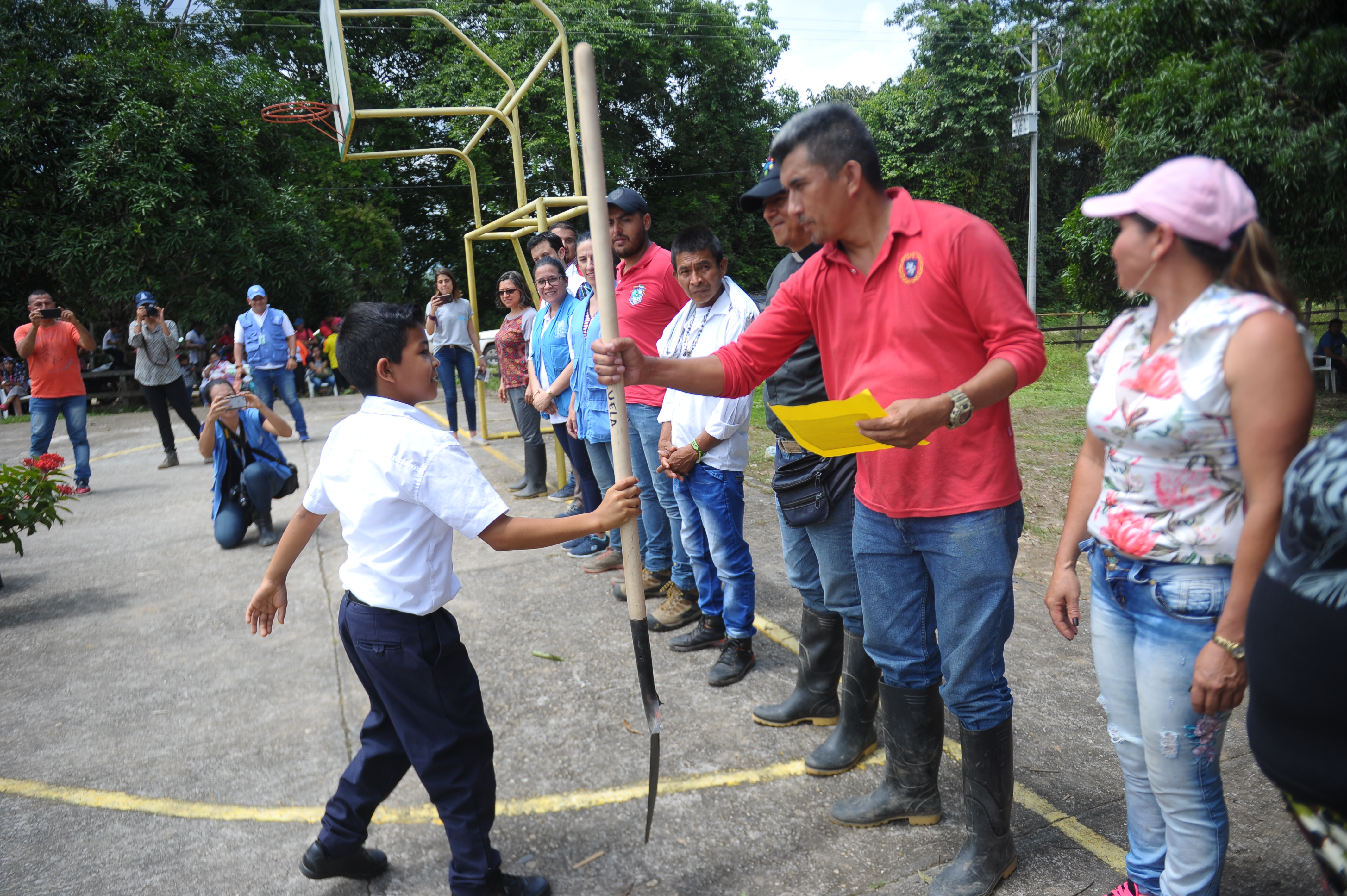 Actos simbólicos donde los niños bailaron y entregaron mensajes de paz escritos por ellos mismos a los excombatientes de las FARC y otros asistentes al evento. Les dieron además rodillos y palas para que se unieran a la jornada de embellecimiento, se sembraron plantas y se realizaron actividades deportivas.