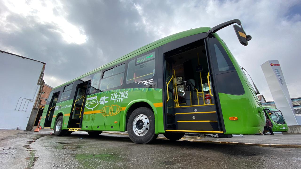 En los próximos días comenzarán a operar los primeros 13 nuevos buses eléctricos que cubrirán rutas alimentadoras las zonas de Perdomo y Venecia, en el sur de Bogotá.