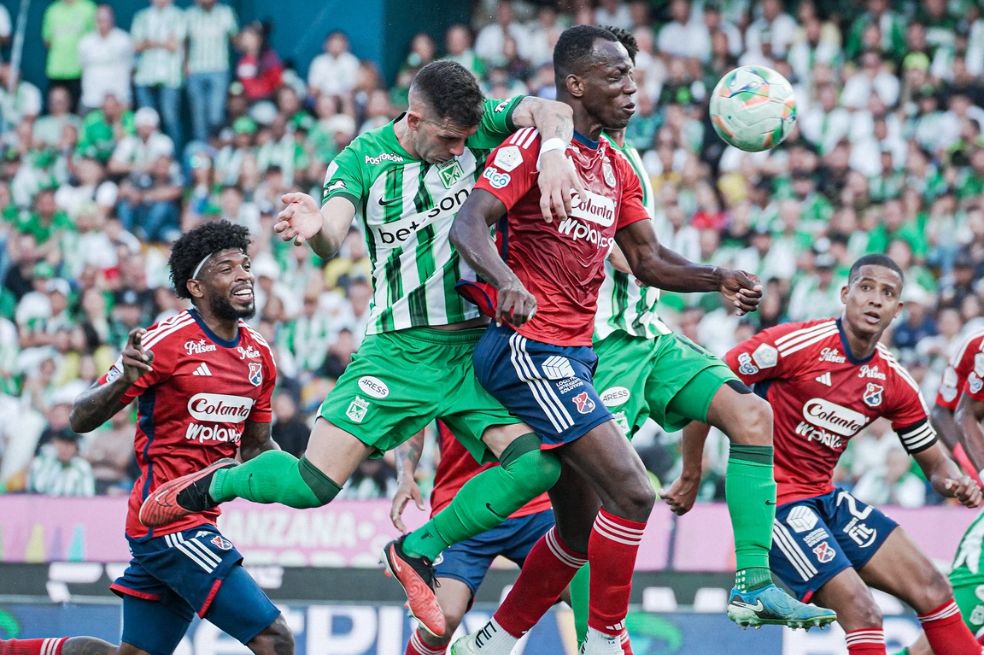 Felipe Aguirre (Nacional) y Baldomero Perlaza (Medellín) disputan un balón aéreo durante la fecha 18 de la Liga BetPlay.