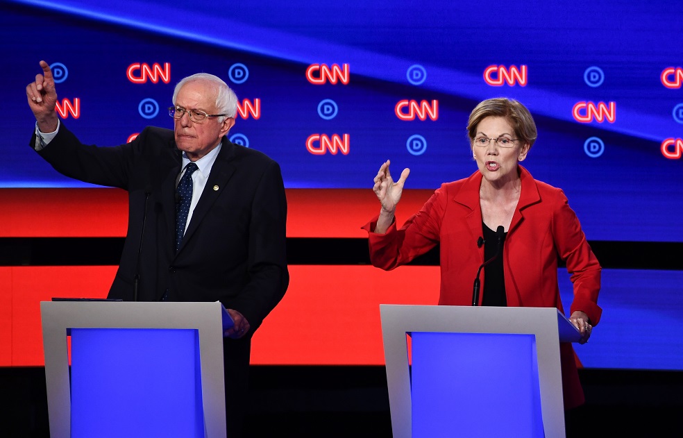 Los candidatos Bernie Sanders y Elizabeth Warren.AFPSanders (17,7%) se define como socialista y está a favor de un mayor rol del Estado en la economía con reformas como una cobertura de salud universal y la cancelación de la deuda universitaria, mientras que Warren ha centrado su campaña en la defensa de los ciudadanos frente a los grandes monopolios, defendiendo mayores regulaciones frente a los excesos de Wall Street.