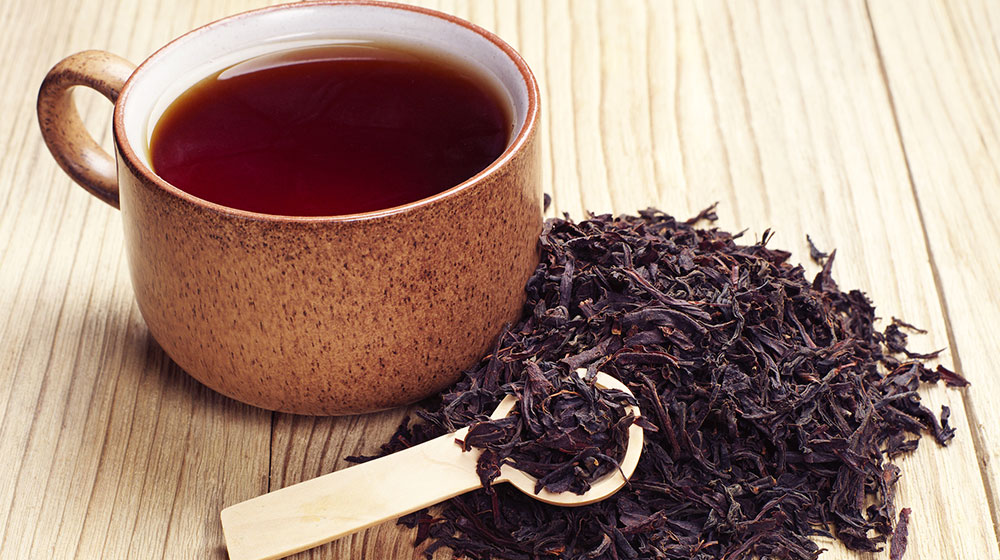 El té negro proviene de la planta Camellia sinensis, un arbusto que se cultiva principalmente en climas cálidos. Sus hojas se oxidan durante el proceso de elaboración, lo que le da su color oscuro y sabor robusto.