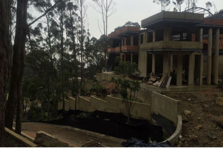 Será demolida lujosa construcción que invadió los cerros orientales de Bogotá