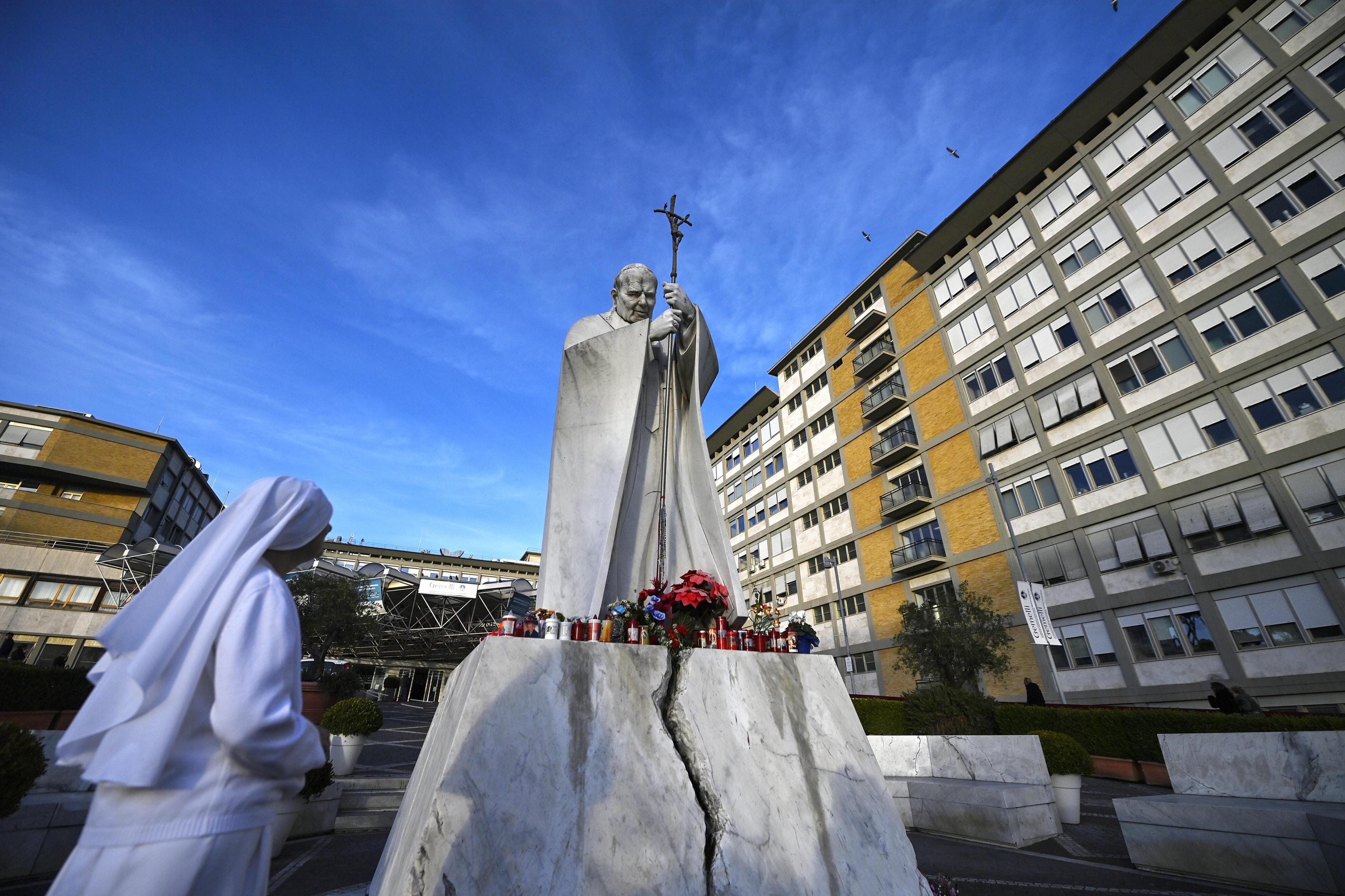 ROME (Italy), 16/02/2025.- A nun prays at the statue of John Paul II outside the Gemelli hospital where Pope Francis is hospitalized for tests and treatment for bronchitis in Rome, Italy, 16 February 2025. Pope Francis was hospitalized on 14 February. Pope Francis's respiratory tract infection is showing some signs of improvement, but the hospitalized pontiff will not lead his weekly Angelus prayer following Sunday mass, the Vatican said. (Papa, Italia, Roma) EFE/EPA/RICCARDO ANTIMIANI