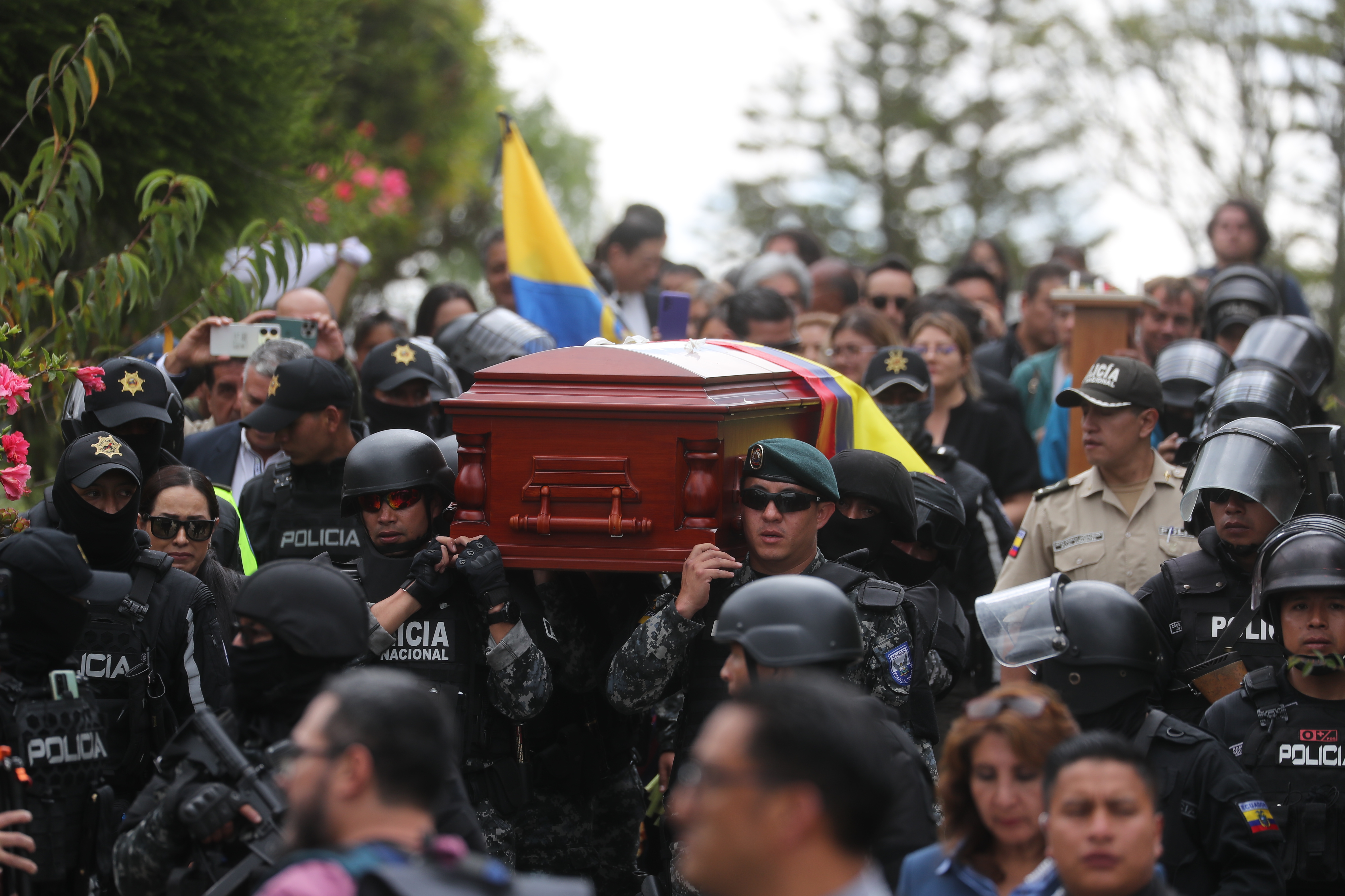 -FOTODELDÍA- AME9921. QUITO (ECUADOR), 11/08/2023.- Miembros de la Policía cargan el féretro del candidato presidencial Fernando Villavicencio rumbo a su entierro hoy, en Quito (Ecuador). El féretro con el cuerpo de Villavicencio, el candidato a la Presidencia de Ecuador que fue asesinado el pasado miércoles, salió en un carro fúnebre acompañado de la familia rumbo al cementerio en el norte de Quito donde será inhumado este mismo viernes. EFE/ José Jácome