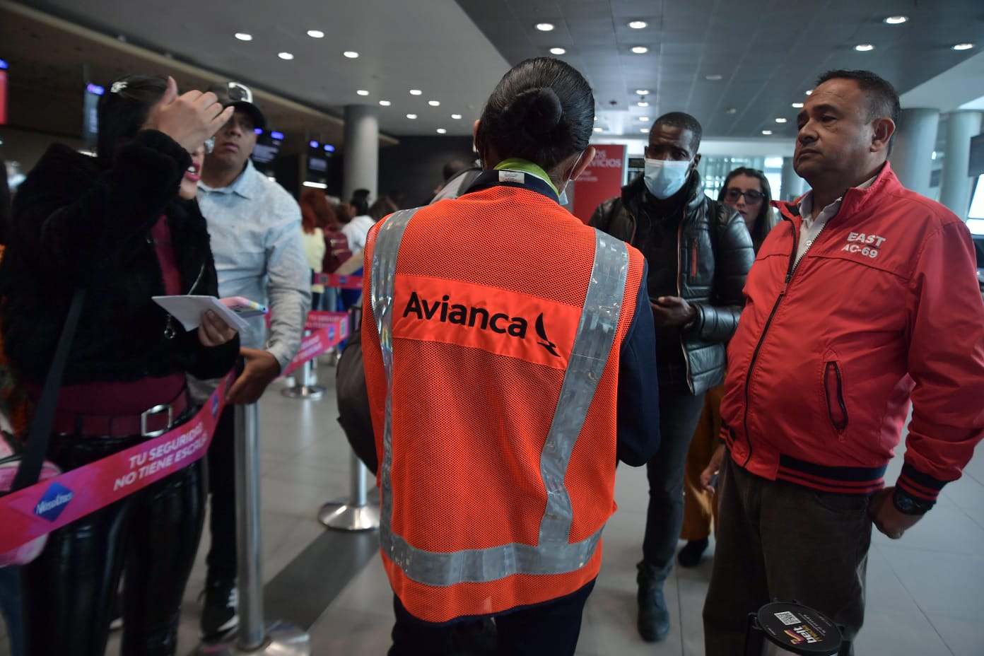 Y aunque Avianca informó que va a reubicar a los pasajeros en orden de llegada y de acuerdo con el espacio en sus aviones, hay viajeros que están esperando hace horas una solución.