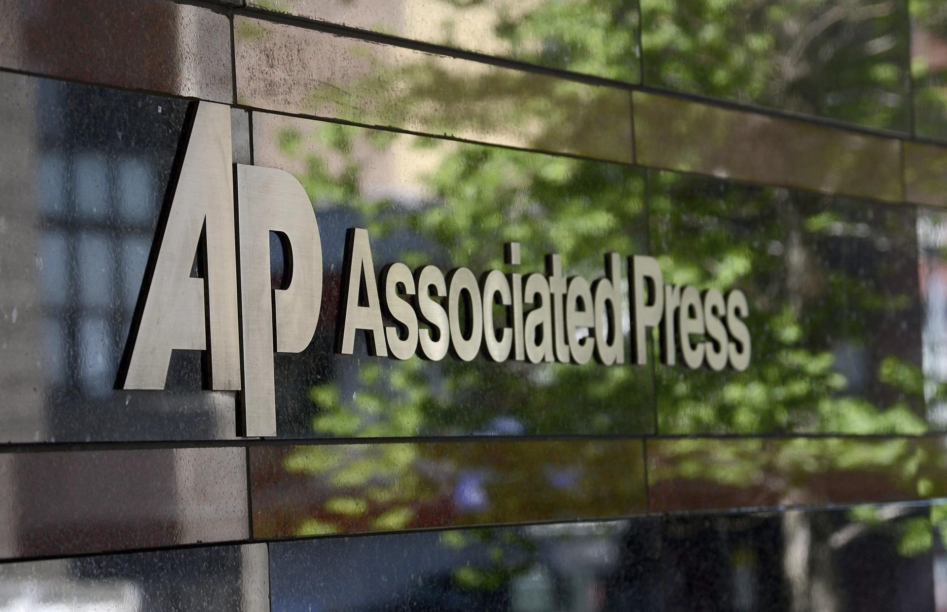 JL08. BOGOTÁ (COLOMBIA), 08/04/2025.- Fotografía de archivo fechada el 14 de mayo de 2013 que muestra la fachada de las oficinas de la agencia de noticias estadounidense Associated Press (AP) en su sede de Nueva York, Estados Unidos. El magistrado Trevor McFadden ordenó este martes a la Administración de Donald Trump que levante el bloqueo aplicado contra la agencia Associated Press a su acceso al Despacho Oval de la Casa Blanca, el avión presidencial Air Force One y otros espacios restringidos. EFE/Andrew Gombert /ARCHIVO
