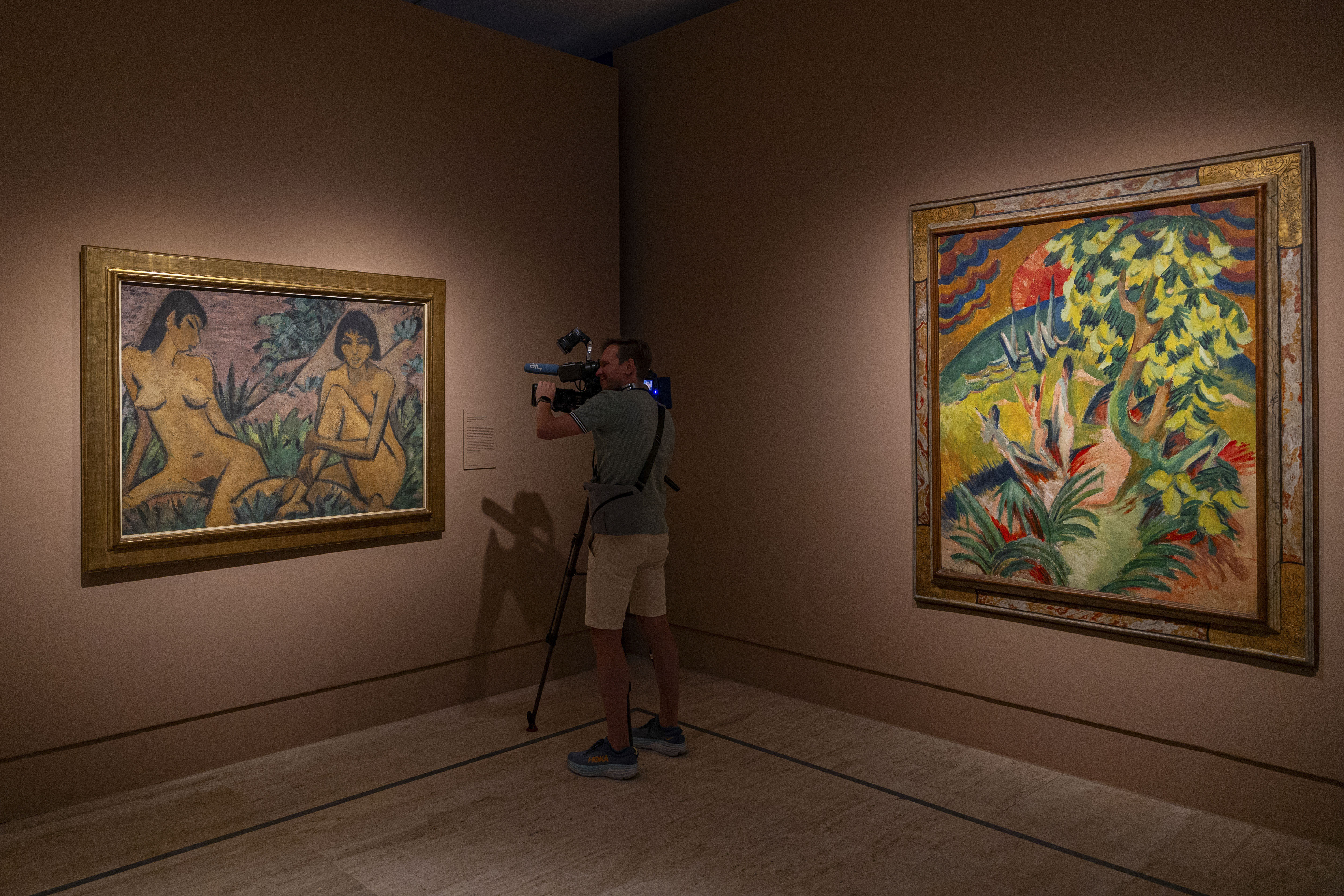 MADRID, 24/06/2024.- Un cámara toma imágenes de la exposición 'La memoria colonial en las colecciones Thyssen-Bornemisza', una muestra que aborda el papel de los museos y las obras que albergan en el contexto de la creación y legitimación del relato eurocéntrico, presentada este lunes en el Museo Nacional Thyssen-Bornemisza de Madrid. EFE/ Daniel Gonzalez