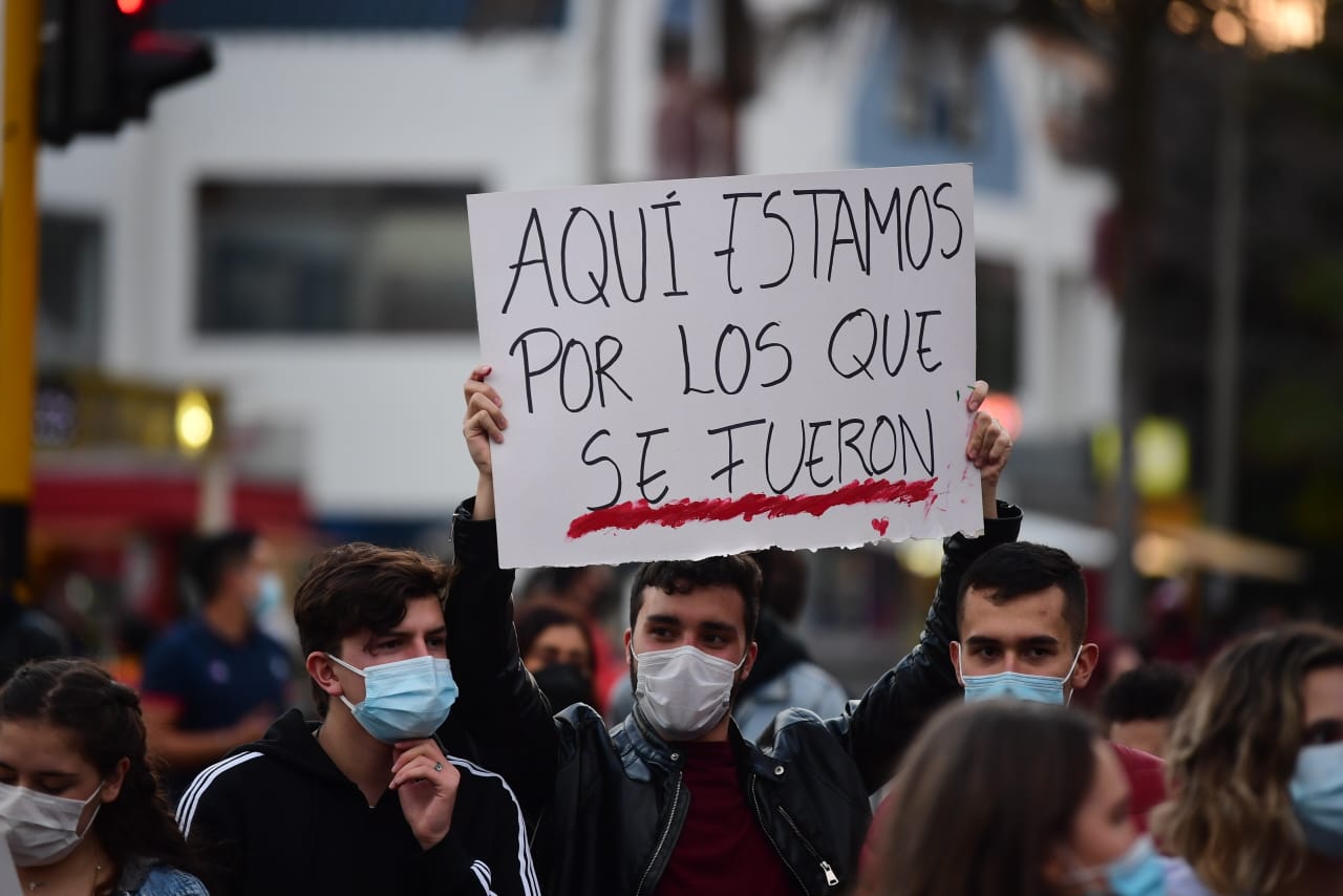 En el norte de Bogotá un grupo de ciudadanos rindió homenaje a las victimas del Paro Nacional.