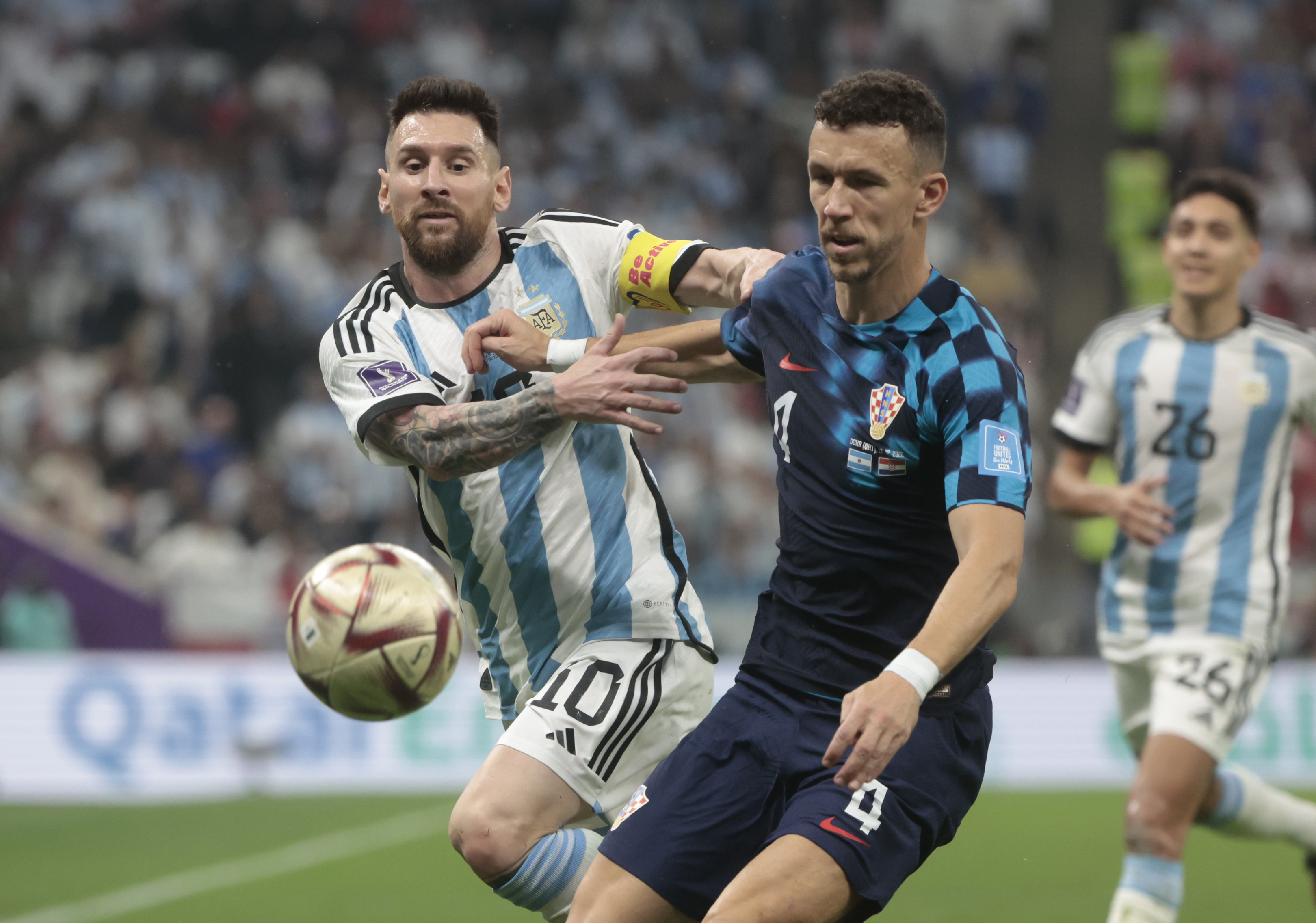 . LUSAIL (CATAR), 13/12/2022.- Lionel Messi (i) de Argentina disputa un balón con Ivan Perisic de Croacia, en un partido de semifinales del Mundial de Fútbol Qatar 2022 entre Argentina y Croacia en el estadio de Lusail (Catar). EFE/Juan Ignacio Roncoroni