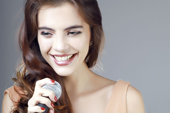 Con pinta de muñeca y sabor latino, Daniela Rojas se abre paso cantando en Mandarín
