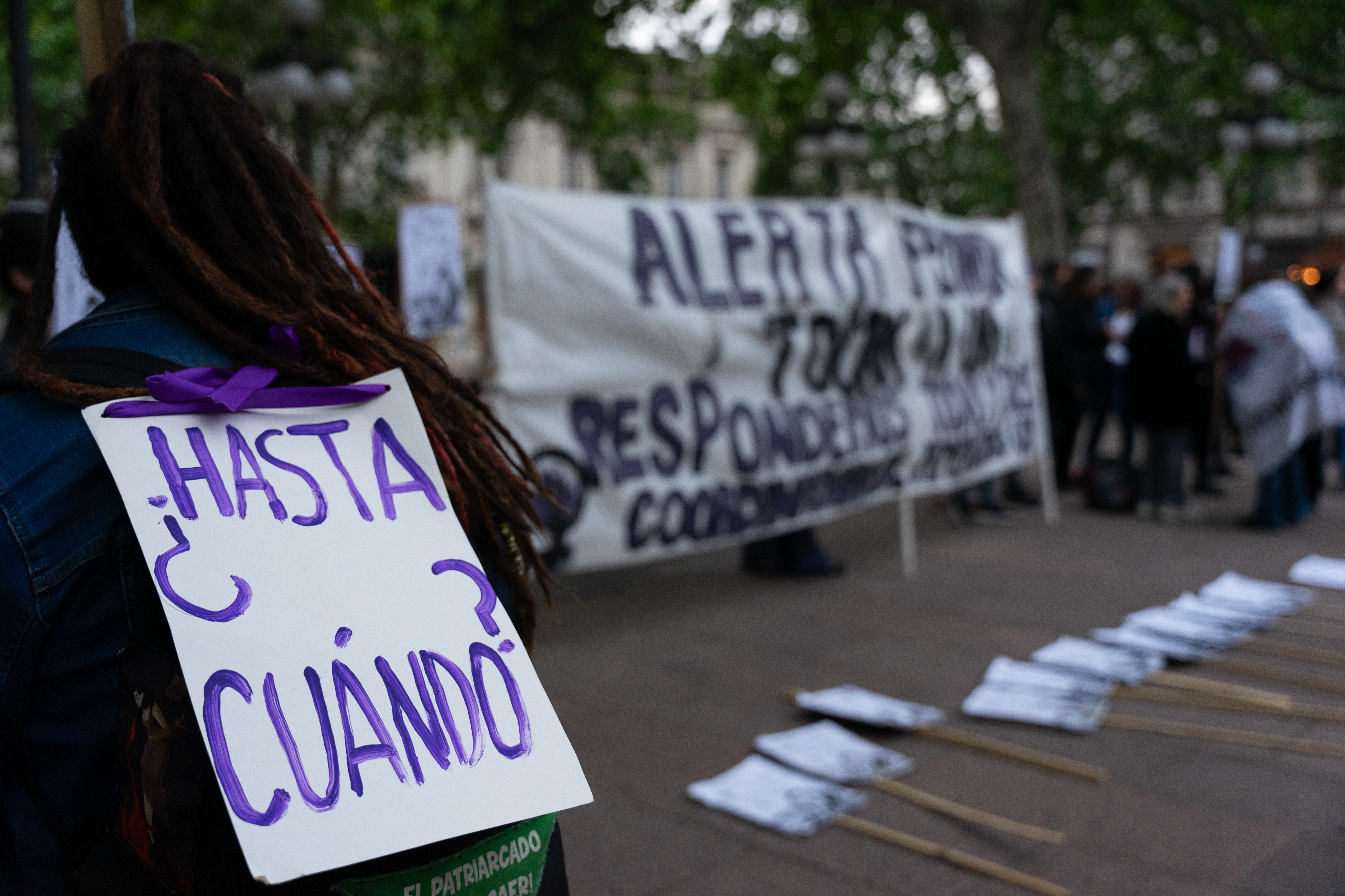 AME6452. MONTEVIDEO (URUGUAY), 24/11/2023.- Fotografía de archivo fechada el 13 de noviembre de 2023 que muestra un cartel de protesta durante una marcha contra la elevada cifra de feminicidios, en Montevideo (Uruguay). Latinoamérica es una de las regiones con más casos por violencia contra las mujeres y niñas, situación que se ve agravada por la persistente desigualdad, la pobreza, el temor a denunciar y la falta de políticas para frenar este flagelo. EFE/ Meri Parrado ARCHIVO