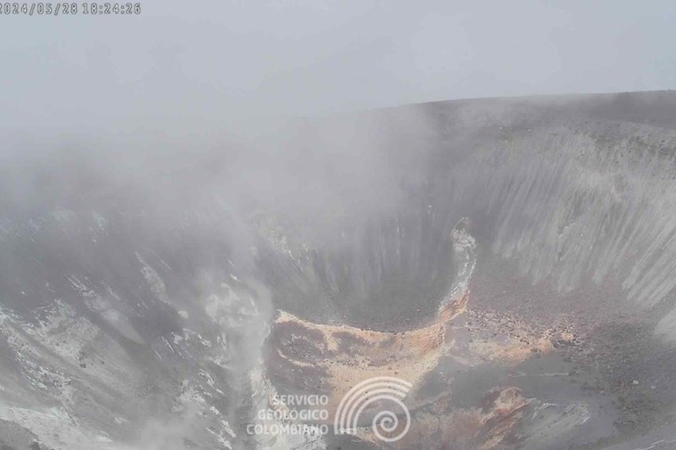 Volcán Puracé: no hay de qué alarmarse, la coloración naranja del cráter no es lava