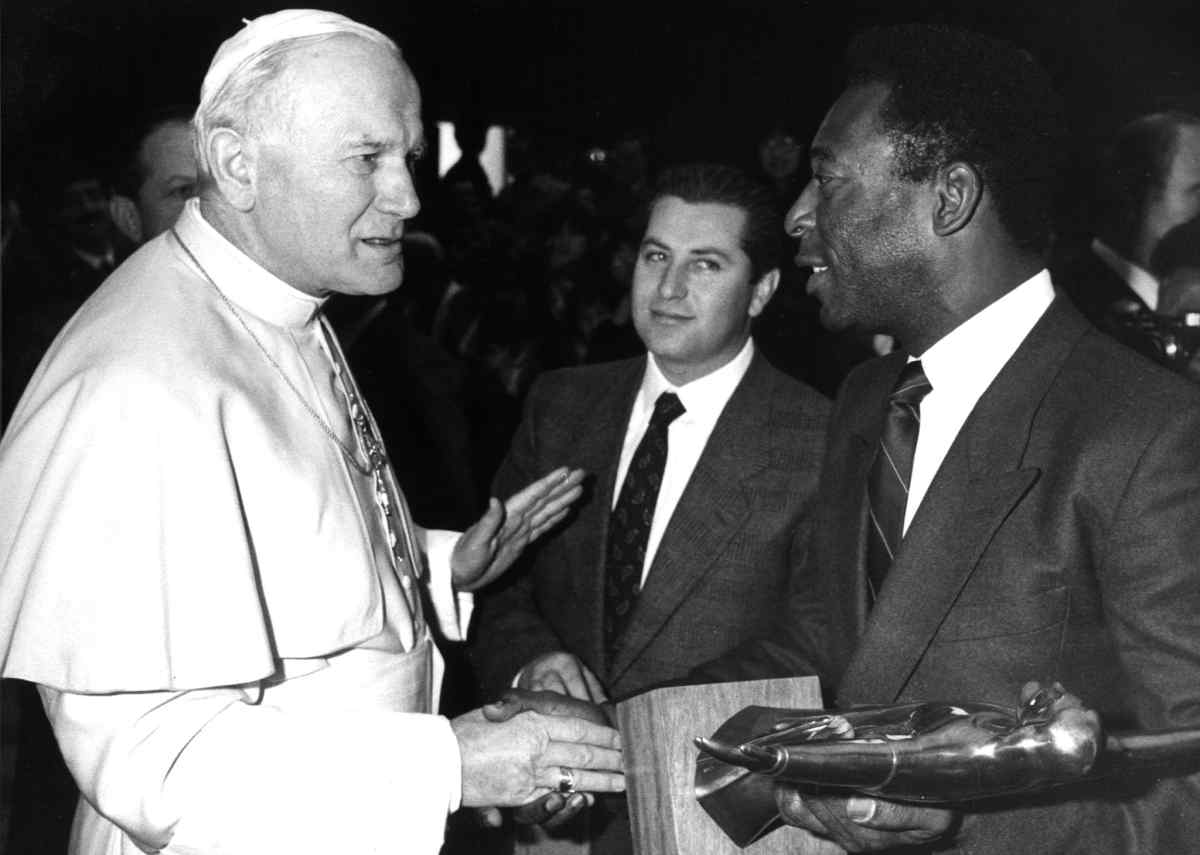 Juan Pablo II conoció primero al Rey Pelé y luego a Maradona. Parece que al final se decidió por el brasileño. / Archivo El Espectador