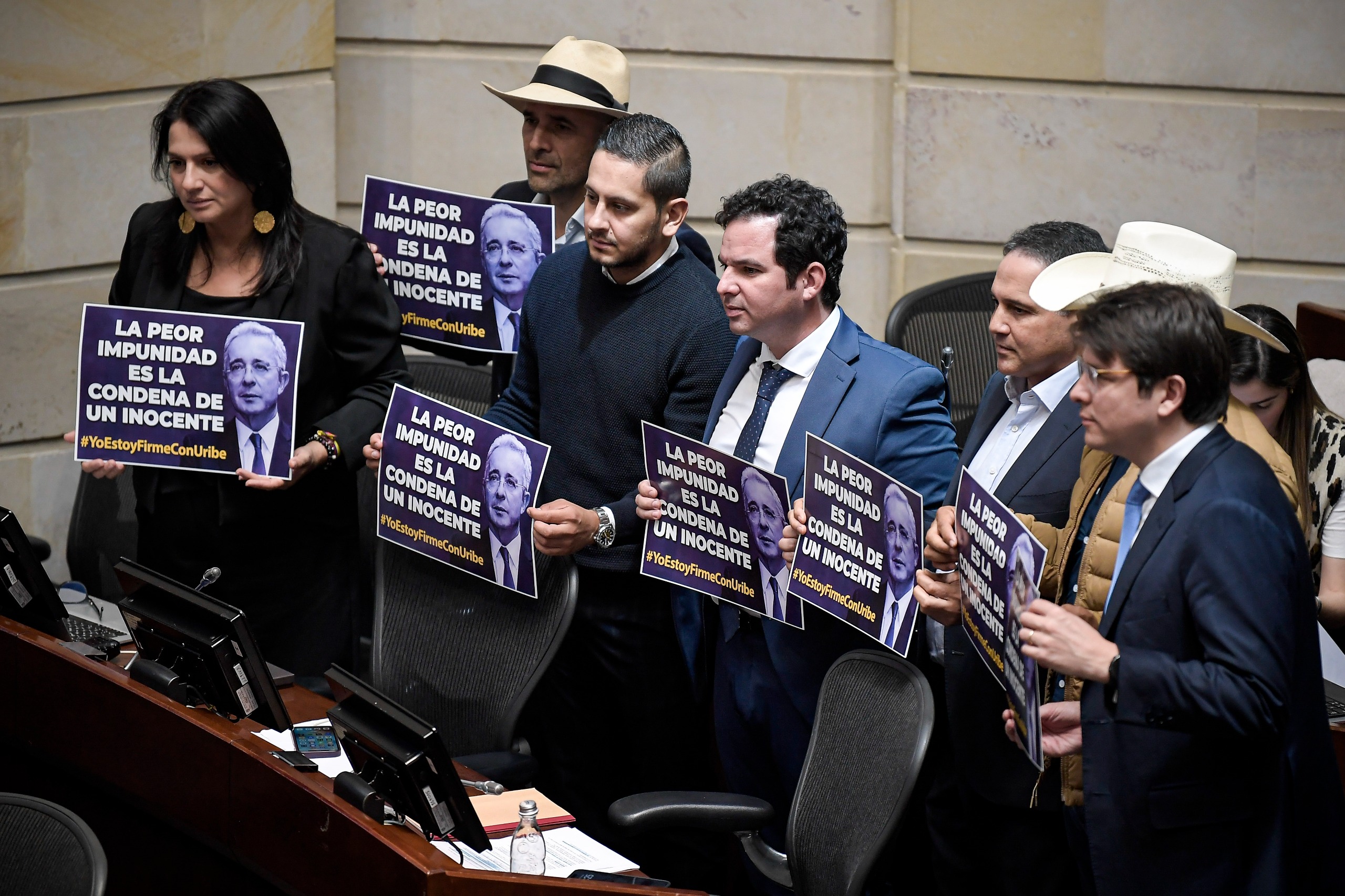 Centro Democrático llegó a sesión agendada para tema Catatumbo con pancartas de apoyo a Uribe