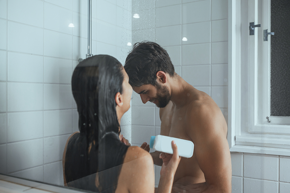 Pareja bañándose