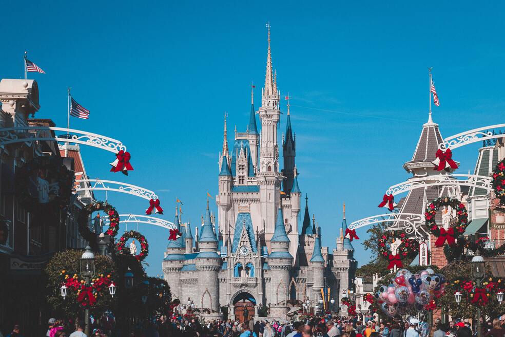 Millonario cerró Disney para dar fiesta de fin de año de su empresa con Coldplay