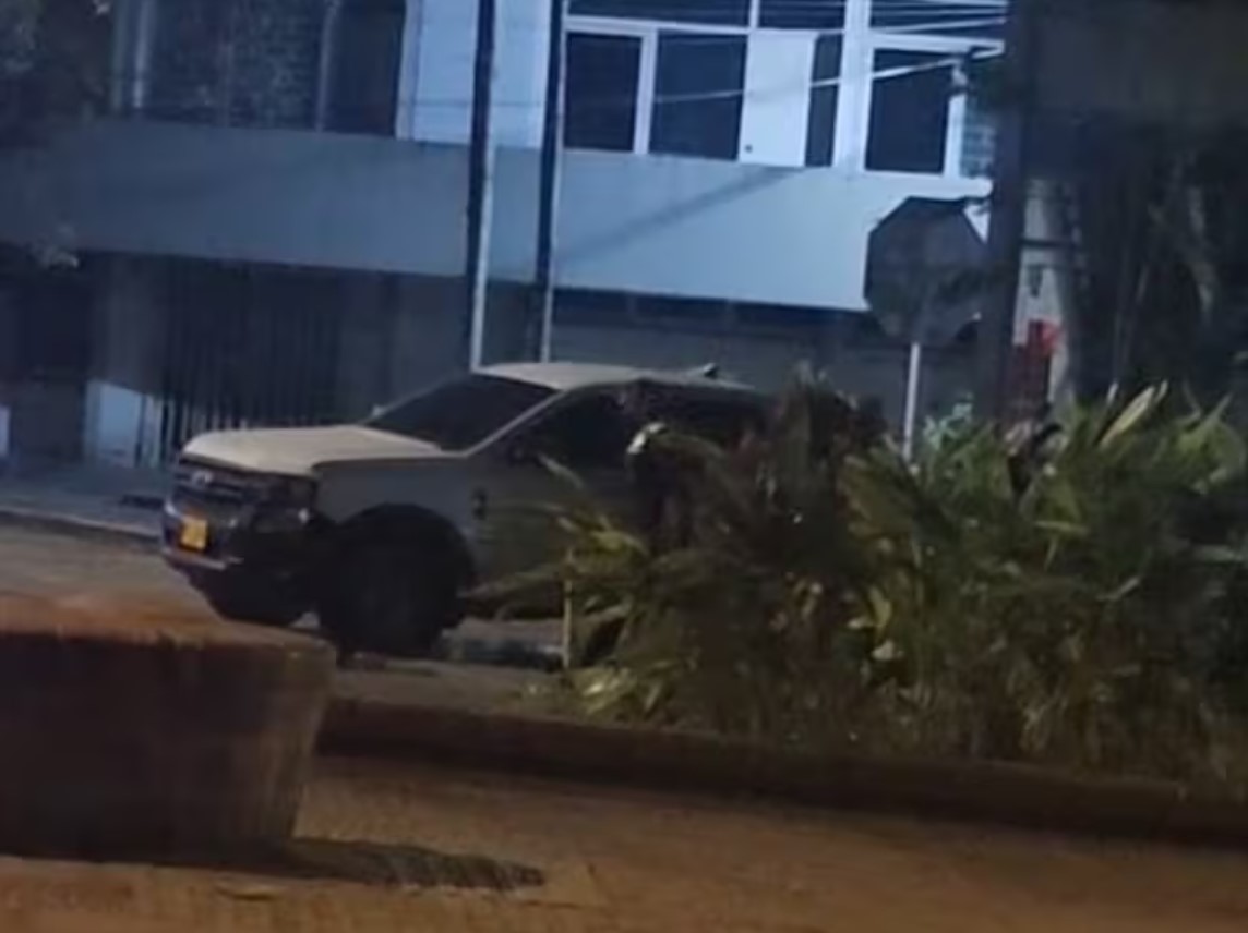 Lanzaron granada contra carro del director regional del Inpec, en Cali