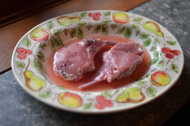 Cómo preparar chuletas de cerdo en salmuera
