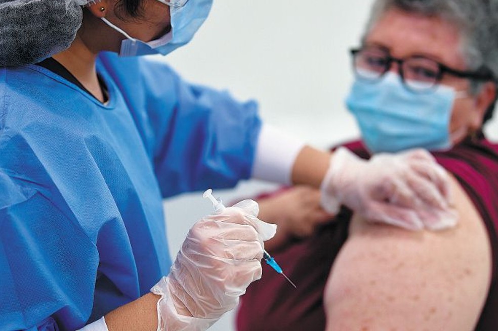Hospital en Israel inicia prueba de aplicación de cuarta dosis contra el covid-19