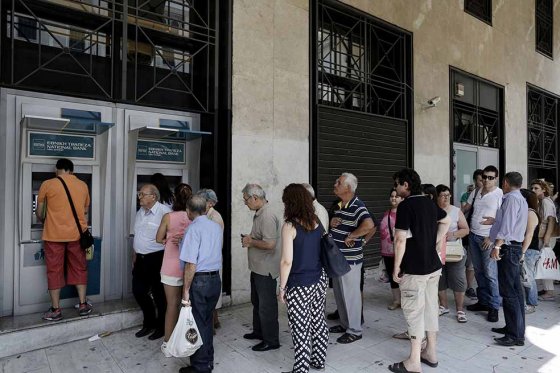 En Atenas los griegos tienen restricción en sus retiros de efectivo. / Bloomberg