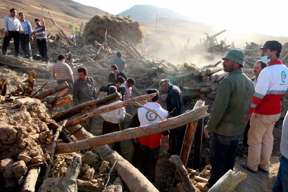 Asciende a 306 el número de muertos tras terremoto en Irán