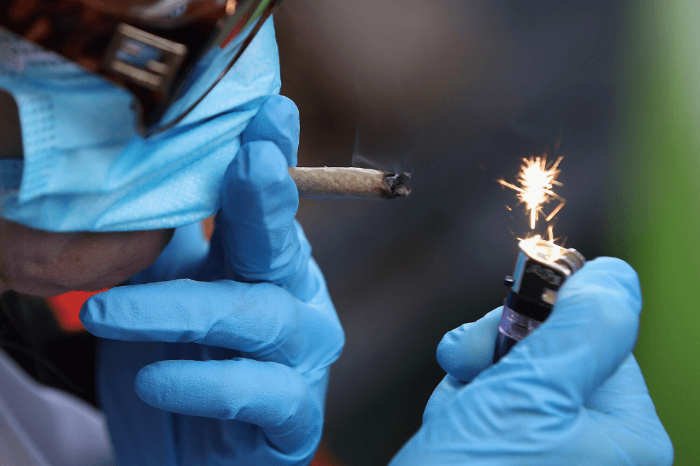 Los californianos optan por la marihuana a domicilio, atrapados por la cuarentena