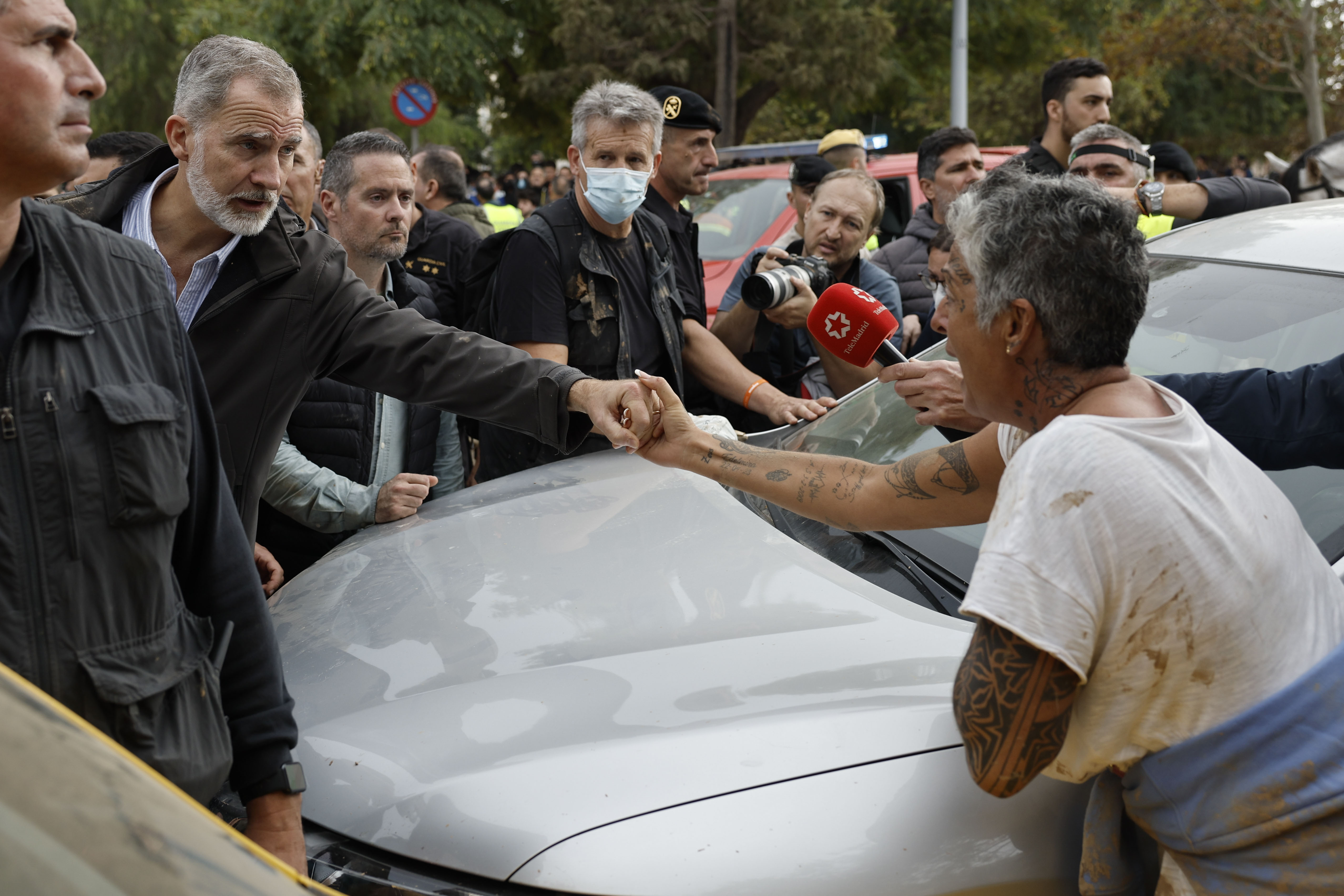 Insultos e indignación durante la visita de los reyes de España a las ciudades inundadas