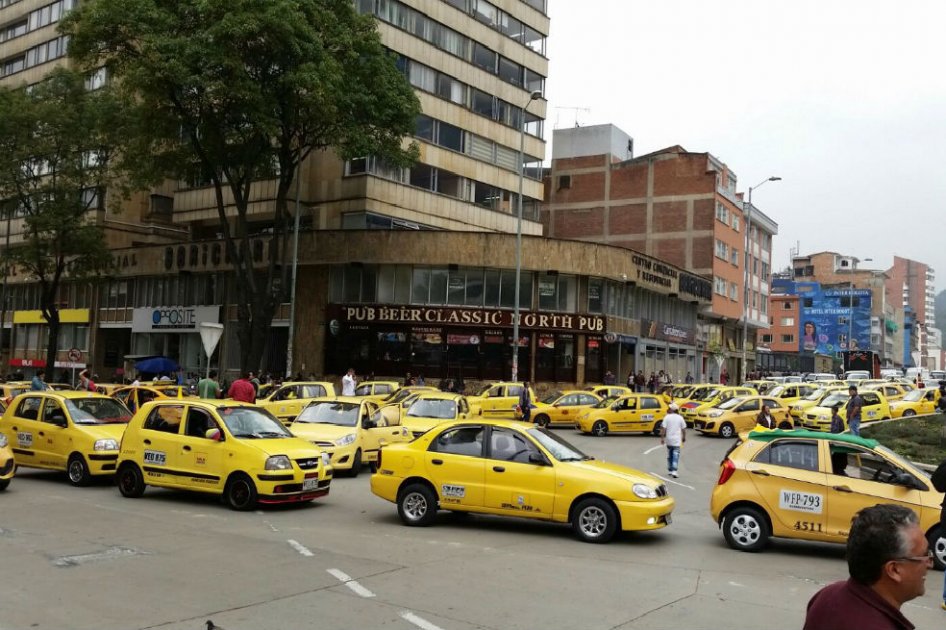 Tensa situación de orden público en el centro de Bogotá por protestas de taxistas