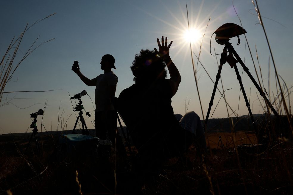 En otros lugares de la Tierra, la gente pudo observar un eclipse solar parcial. Entre ellos está el norte de Estados Unidos (desde Alaska hasta Carolina del Norte), la mayor parte de Canadá, gran parte de Europa y el noroeste de África.