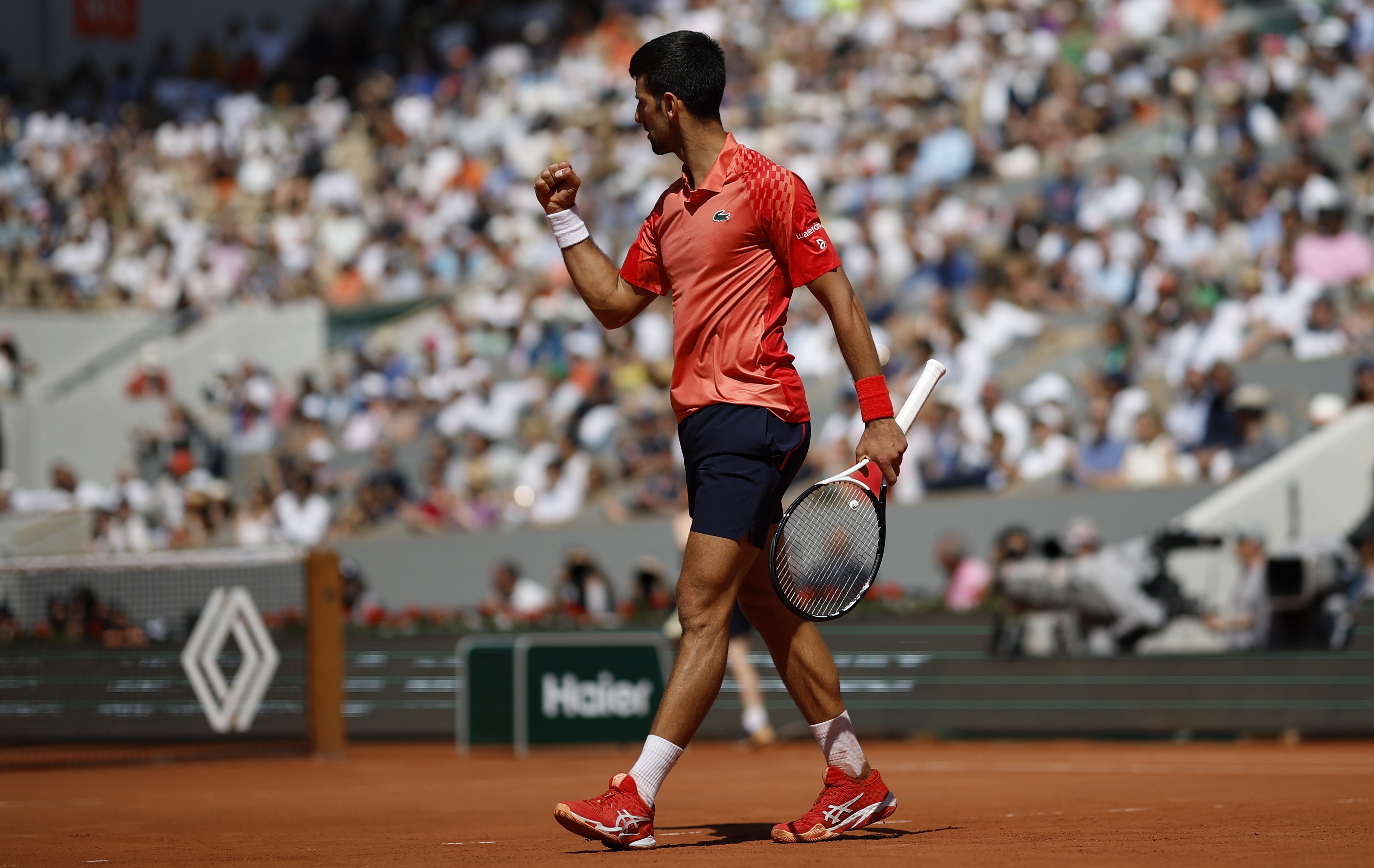 Paris (France), 29/05/2023.- Novak Djokovic of Serbia reacts as he plays Aleksandar Kovacevic of the USA in their Men's Singles first round match during the French Open Grand Slam tennis tournament at Roland Garros in Paris, France, 29 May 2023. (Tenis, Abierto, Abierto, Francia, Estados Unidos) EFE/EPA/YOAN VALAT