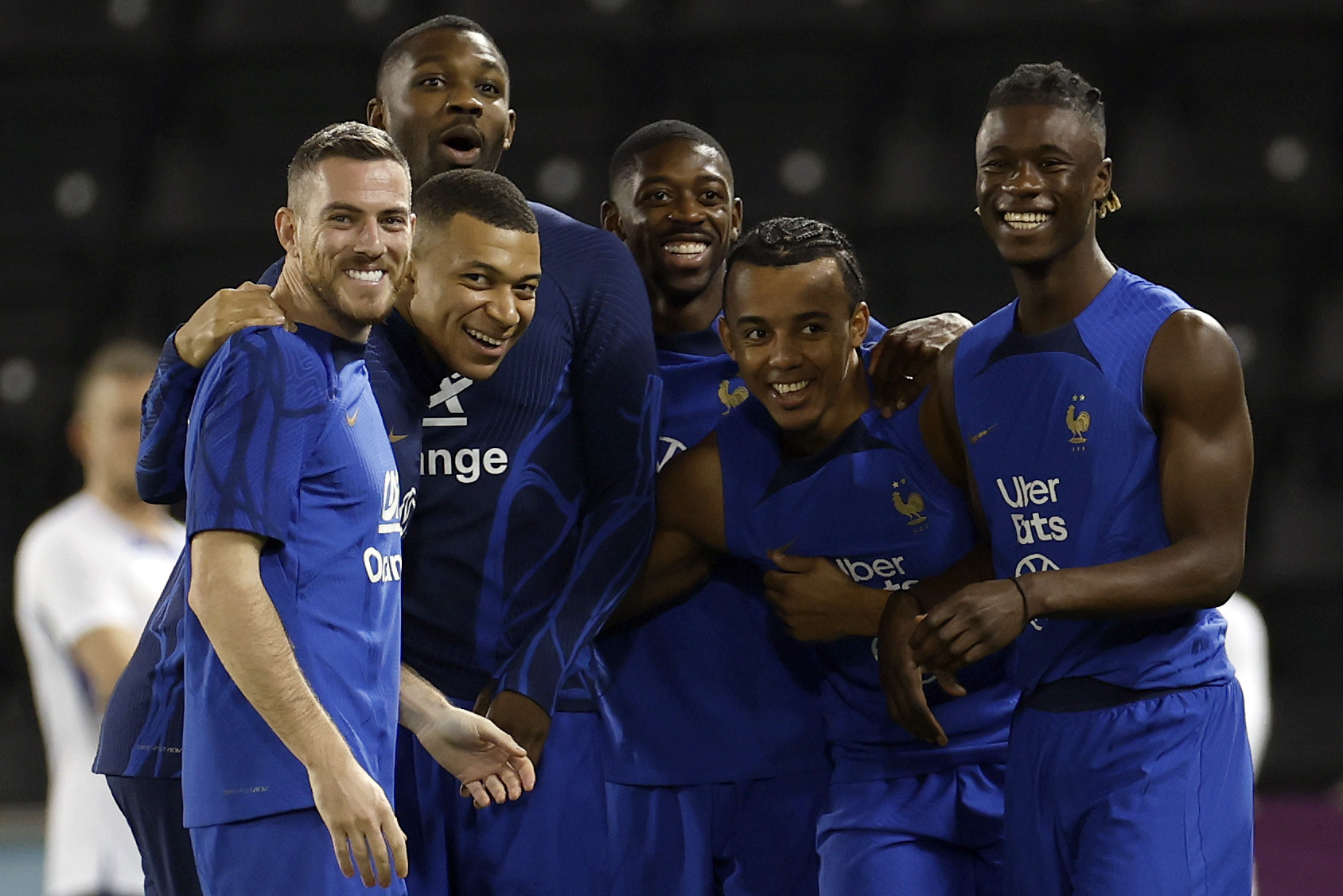 DOHA (CATAR), 16/12/2022.- Los jugadores de Francia Jordan Veretout (i-d), Kylian Mbappé, Youssouf Fofana, Ousmane Dembélé, Jules Koundé y Eduardo Camaving participan en un entrenamiento de su selección en Doha, Catar, este viernes. Francia se enfrentará el domingo a Argentina en la final del Mundial de Fútbol de Qatar 2022. EFE/Alberto Estévez