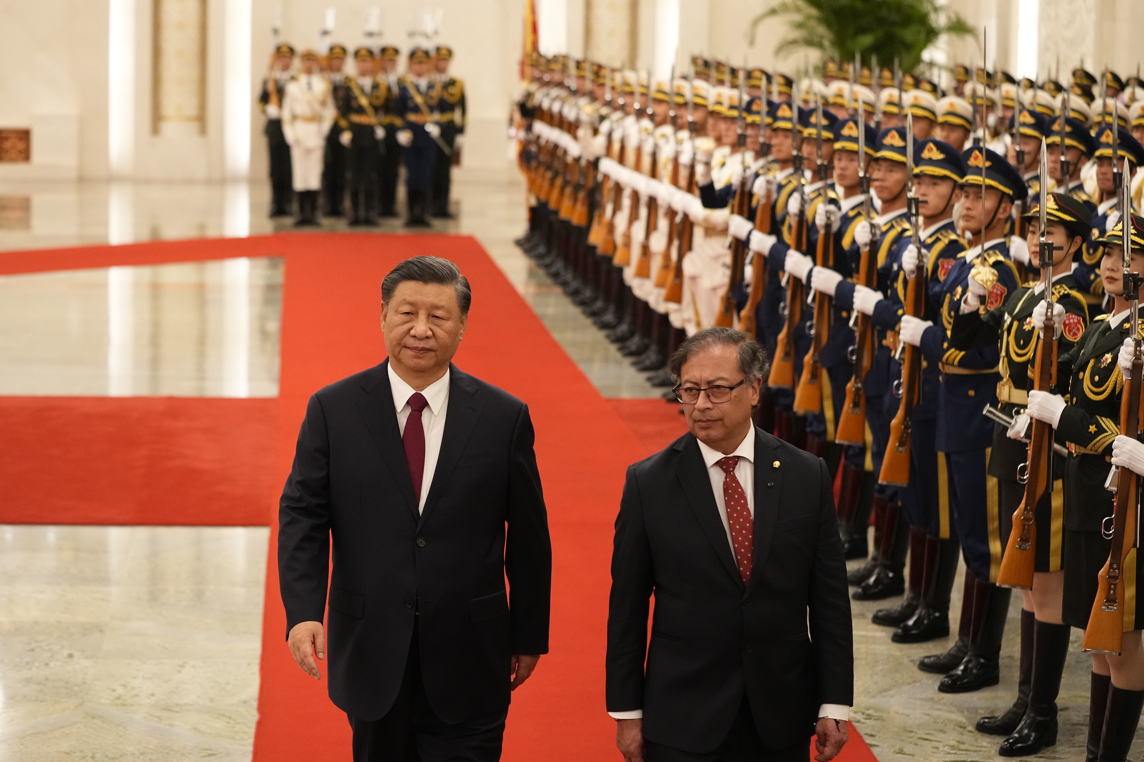 Beijing (China), 25/10/2023.- Colombian President Gustavo Petro (R) inspects an honor guard with Chinese President Xi Jinping during a welcoming ceremony at the Great Hall of the People in Beijing, China, 25 October 2023. EFE/EPA/KEN ISHII / POOL