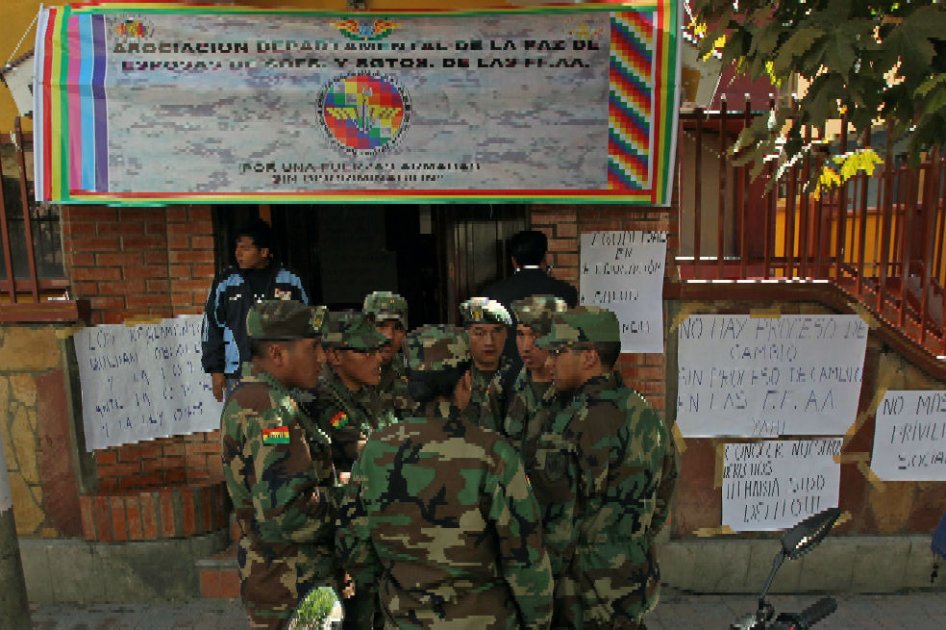 En Bolivia expulsan a 702 militares de la institución por sedición