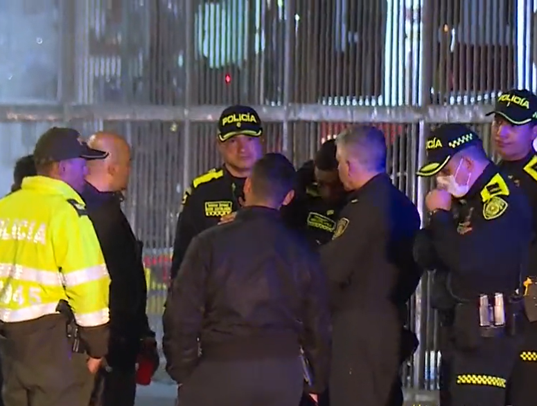 Al lugar llegaron decenas de uniformados y el Halcón de la Policía, sin embargo, los sujetos escaparon.