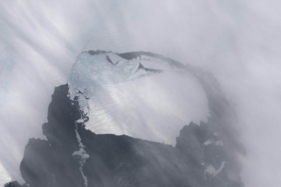 Isla de hielo desgajada del glaciar Pine en la Antártida. / NASA