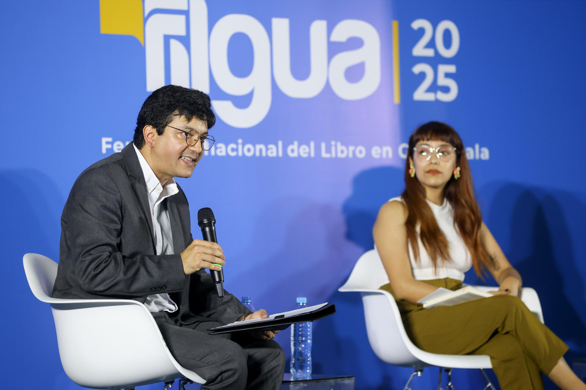 AME2765. CIUDAD DE GUATEMALA (GUATEMALA), 13/07/2025.- El docente universitario Joshua Larrazábal habla en la presentación del poemario de Eduardo Masaya Juárez, considerado como "preso político" por organizaciones humanitarias y sociales, este domingo, en el cierre de la Feria Internacional del Libro en Ciudad de Guatemala (Guatemala). EFE/ Mariano Macz
