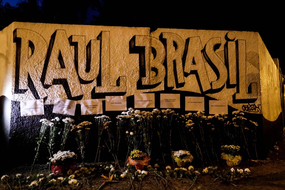 Un muro de la escuela fue adornado con ramos de flores y los nombres de las víctimas de la masacre este miércoles en Sao Paulo. / EFE