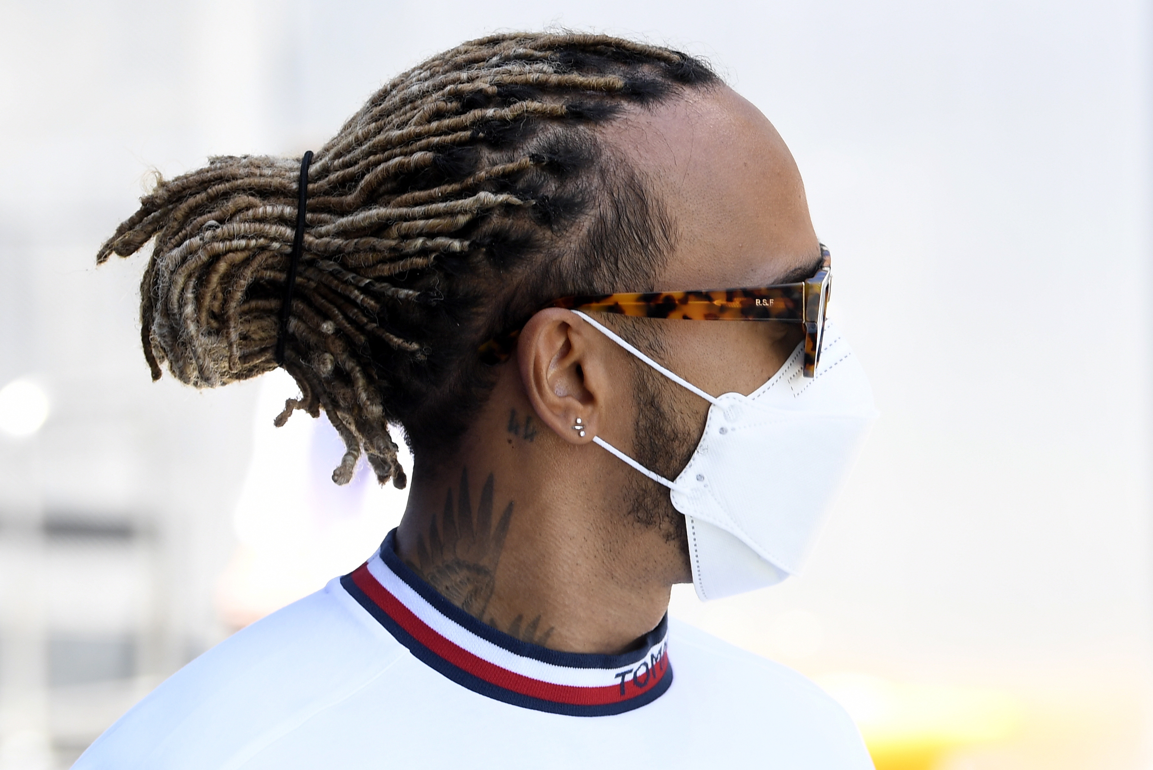 Hamilton reconoce su “lucha mental” tras difícil inicio de temporada
