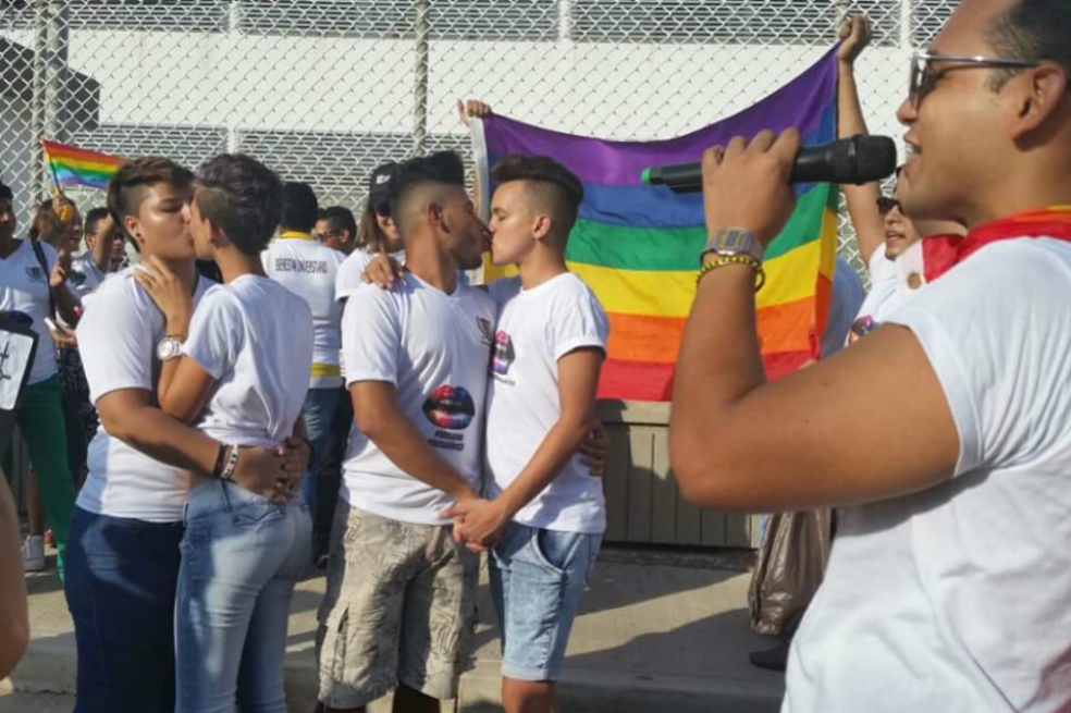 Así fue la ‘besatón’ de parejas gais frente a la Policía de Cartagena