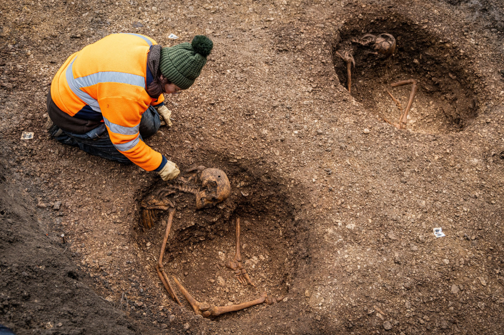Excavación en curso de dos enterramientos sentados.
