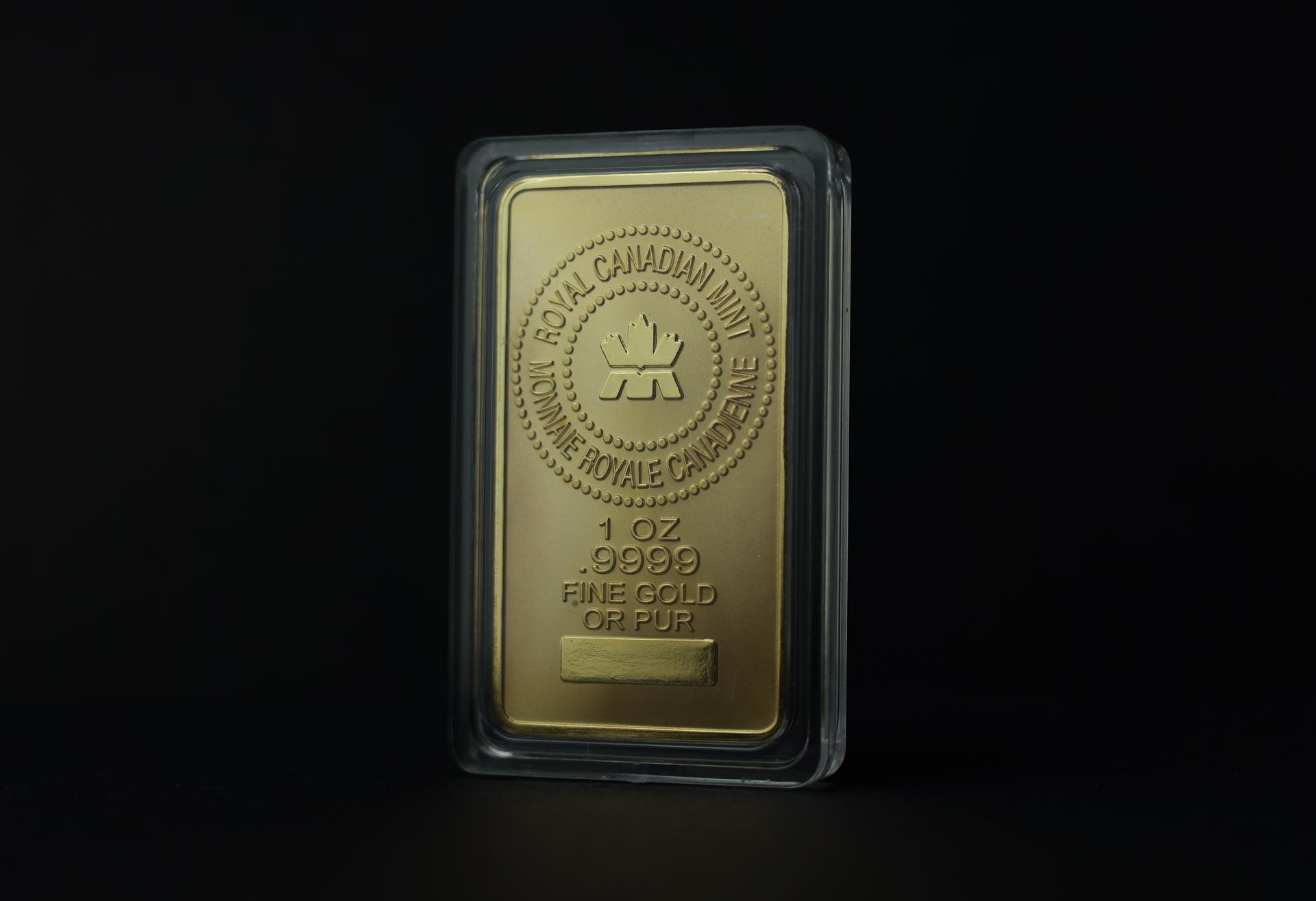 LIVERPOOL (United Kingdom), 03/02/2026.- A Royal Canadian Mint 1oz gold ingot in Liverpool, Britain, 03 February 2026. Prices for precious metals have been extremely volatile in early 2026, with gold rising above 5,000 dollars per ounce for the first time on 26 January. Silver had increased in market value by 250 percent over the past year, but by 30 January, both gold and silver had dropped sharply in the worst decline since the 1980s. (Reino Unido) EFE/EPA/ADAM VAUGHAN