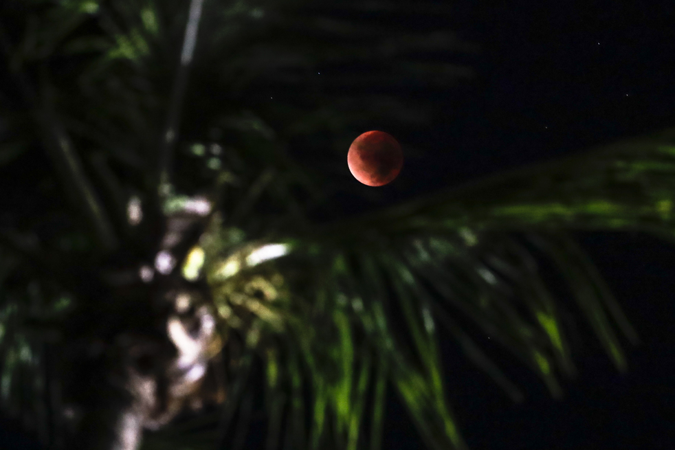Fotografía de la luna durante un eclipse hoy, en Río de Janeiro (Brasil).
