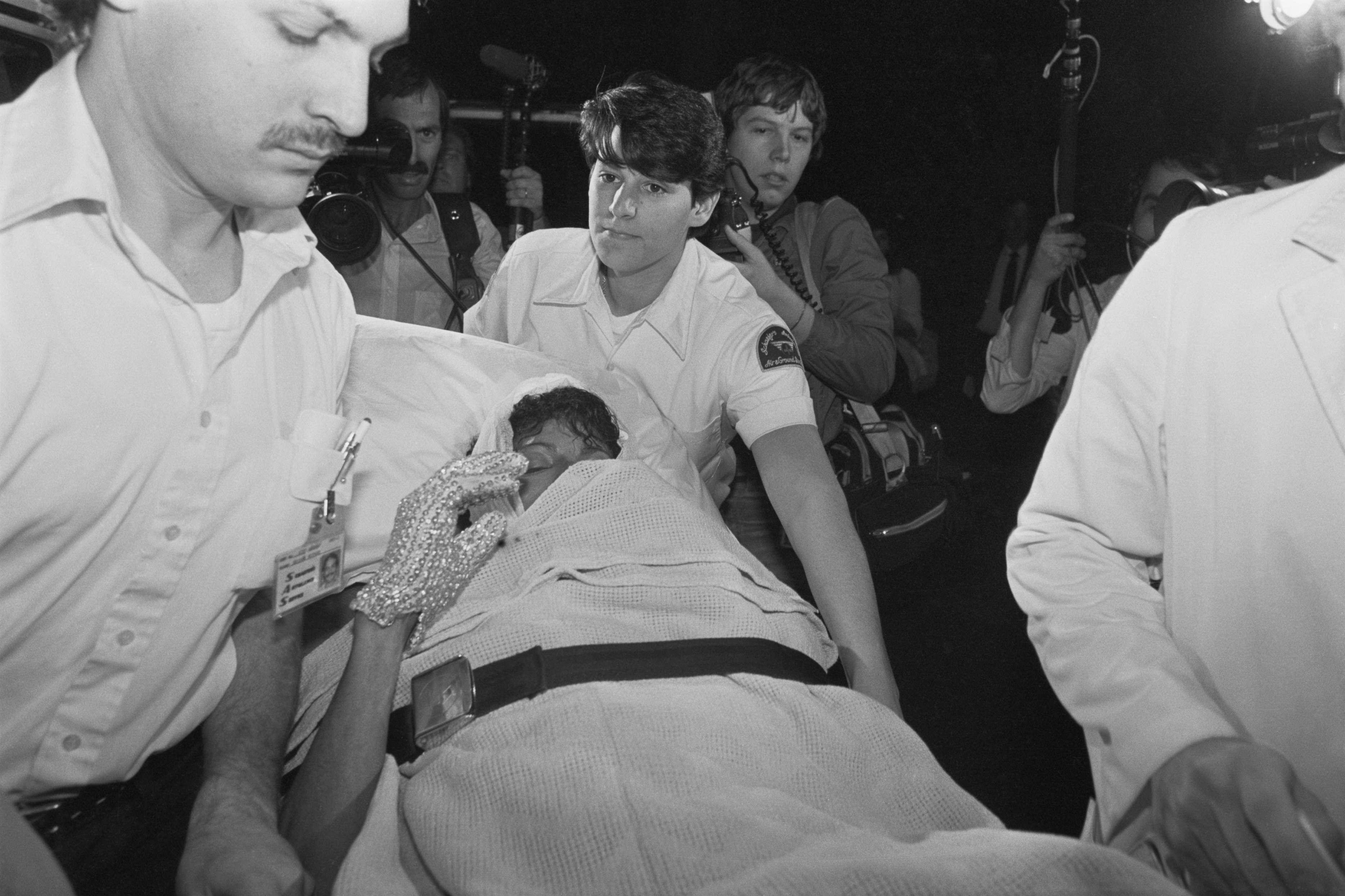 Michael Jackson es trasladado al hospital tras el incidente del comercial de Pepsi, 1984