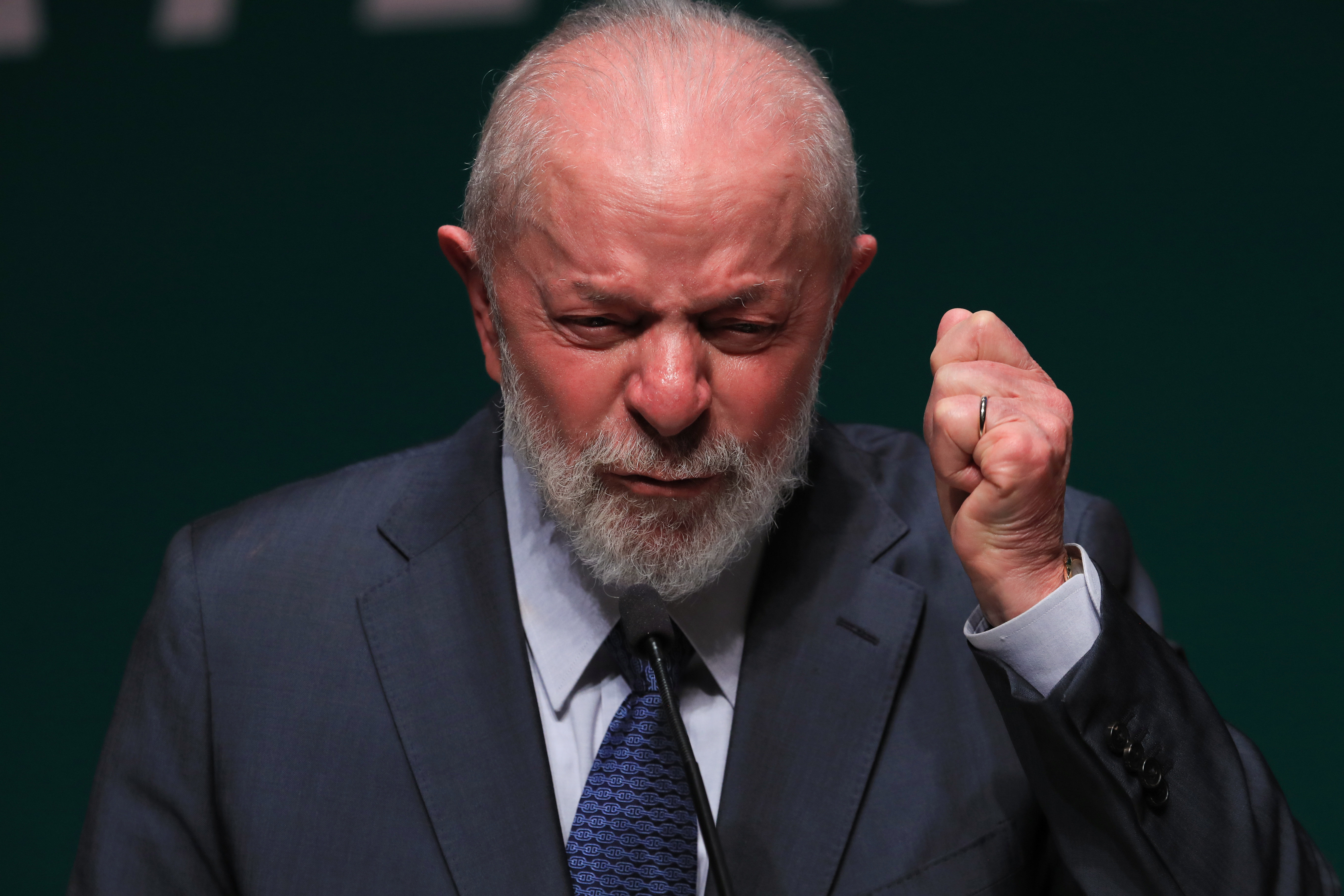 AMDEP3340. RÍO DE JANEIRO (BRASIL), 19/06/2024.- El presidente de Brasil, Luiz Inacio Lula da Silva, habla en la ceremonia de posesión de la nueva presidenta de Petrobras, Magda Chambriard, este miércoles, en el centro de investigaciones Leopoldo Américo Miguez de Mello (Cenpes), en Río de Janeiro (Brasil). Chambriard asumió su cargo este miércoles y ratificó que la estatal brasileña apostará en una "transición energética justa", aunque aclaró que "la cuenta" del nuevo modelo la pagará el petróleo. EFE/ Andre Coelho