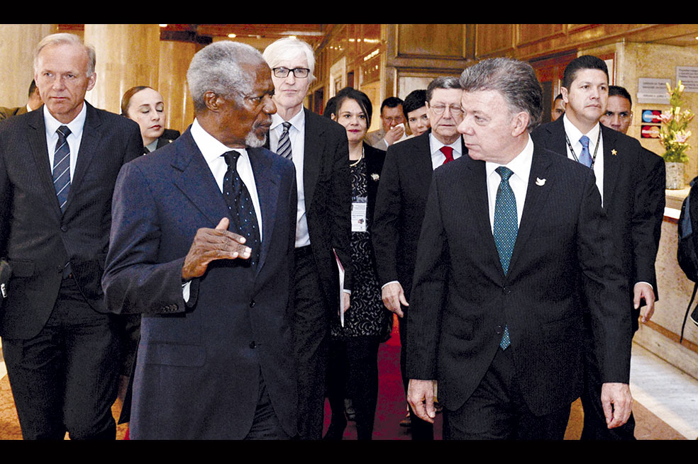 El presidente Juan Manuel Santos y el exsecretario de Naciones Unidas Kofi Annan, durante el foro de comisiones de la memoria realizado en Bogotá. / SIG